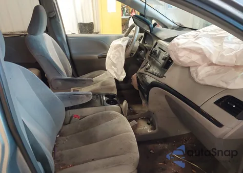 2014 Toyota Sienna Le V6 8 Passenger z USA, uszkodzony, nr VIN 5TDKK3DC1ES458255